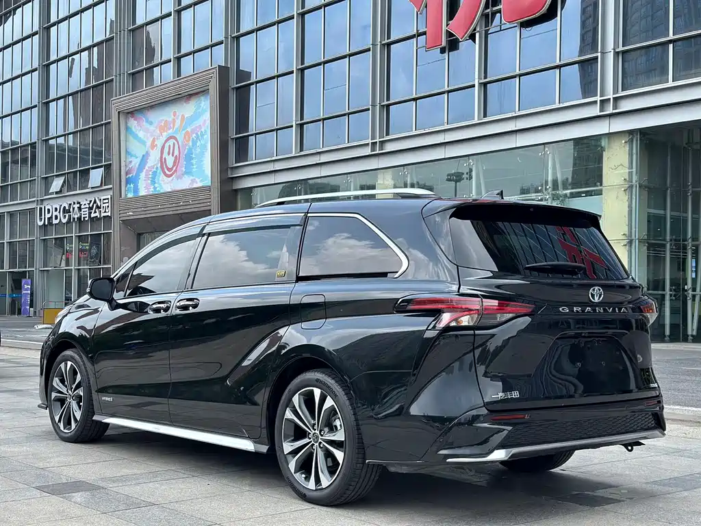 Toyota Granvia — фото 5