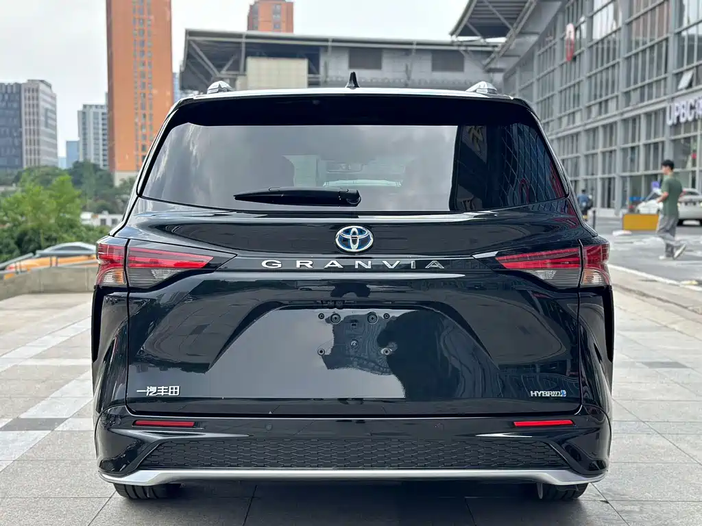 Toyota Granvia — фото 6