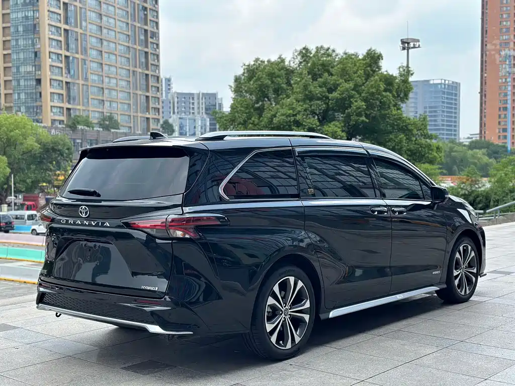 Toyota Granvia — фото 7