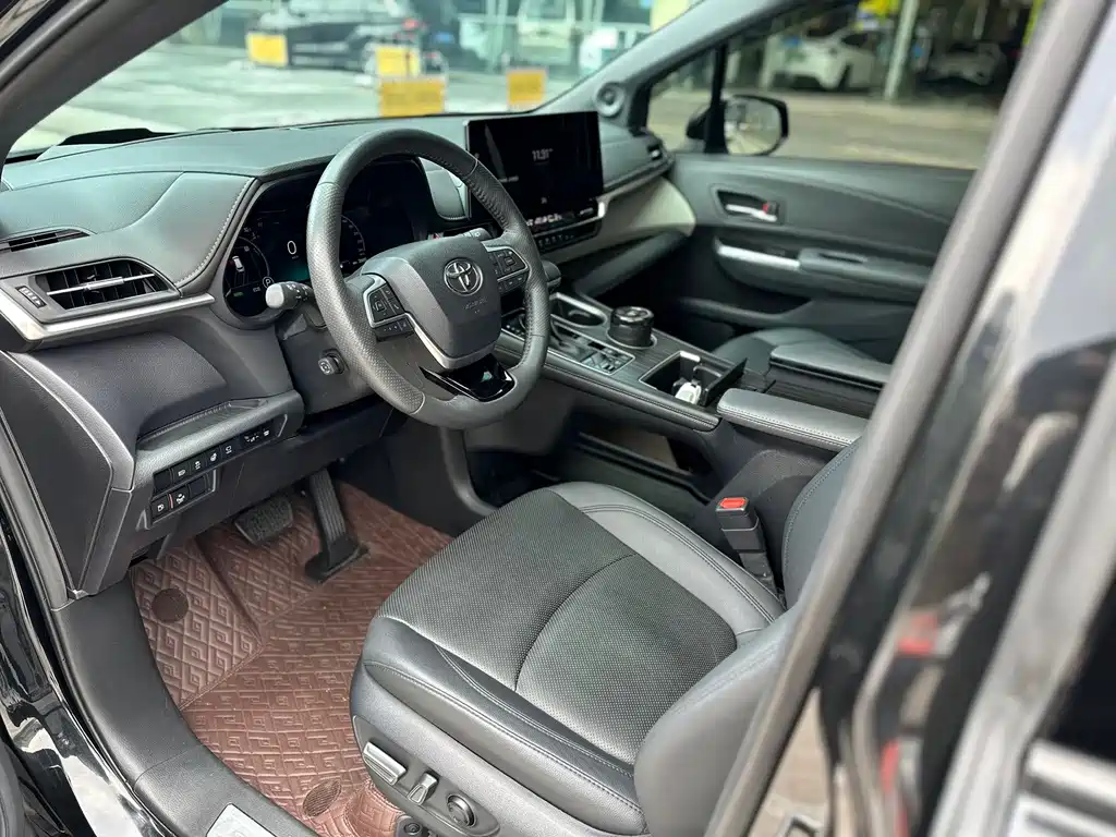 Toyota Granvia — фото 9