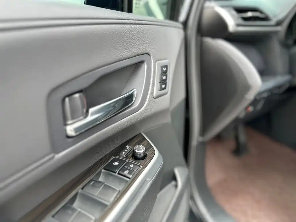Toyota Granvia — фото 10