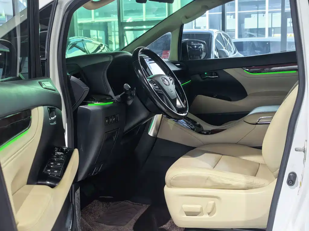 Toyota Alphard — фото 3