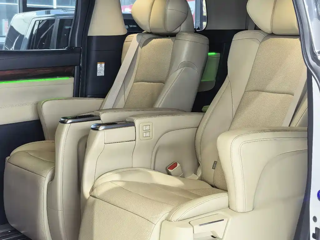 Toyota Alphard — фото 4