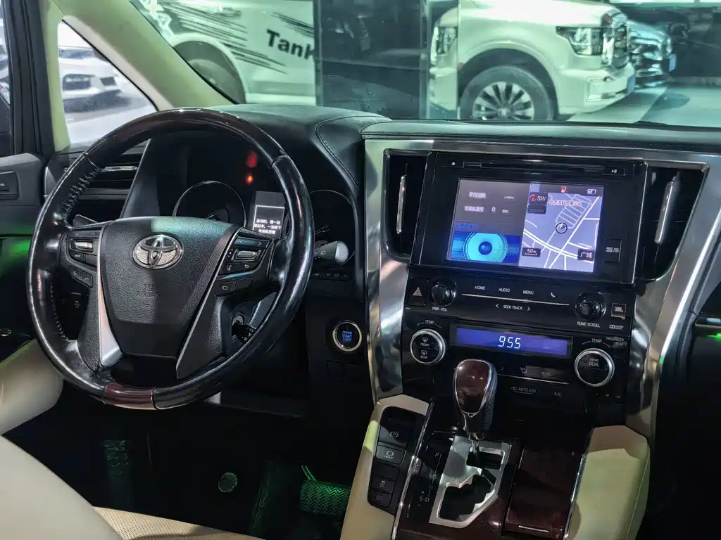 Toyota Alphard — фото 5