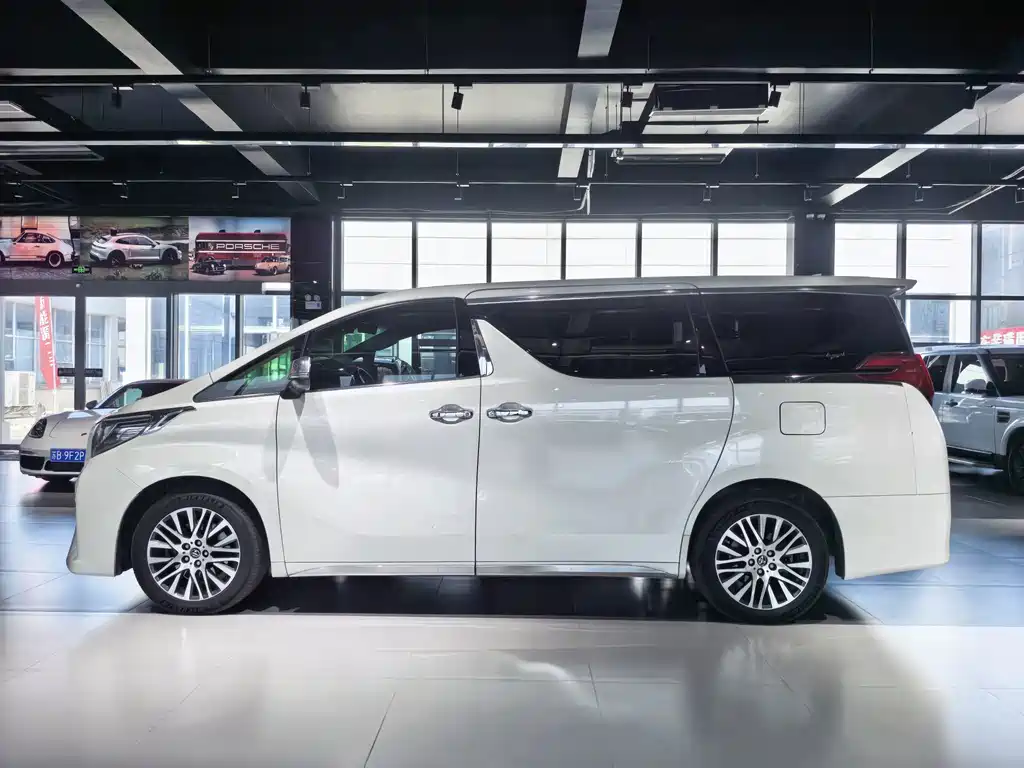 Toyota Alphard — фото 9