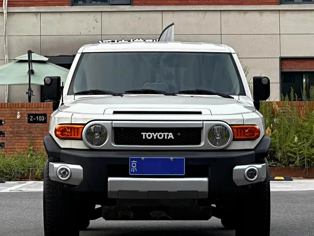 Toyota FJ Cruiser — фото 2