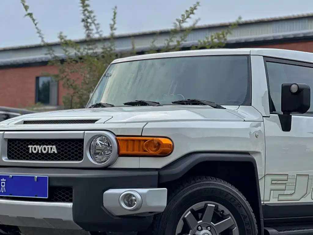 Toyota FJ Cruiser — фото 3
