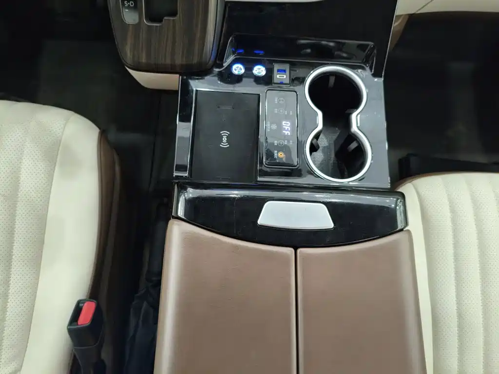 Toyota Hiace — фото 11