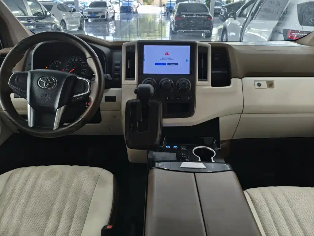 Toyota Hiace — фото 13