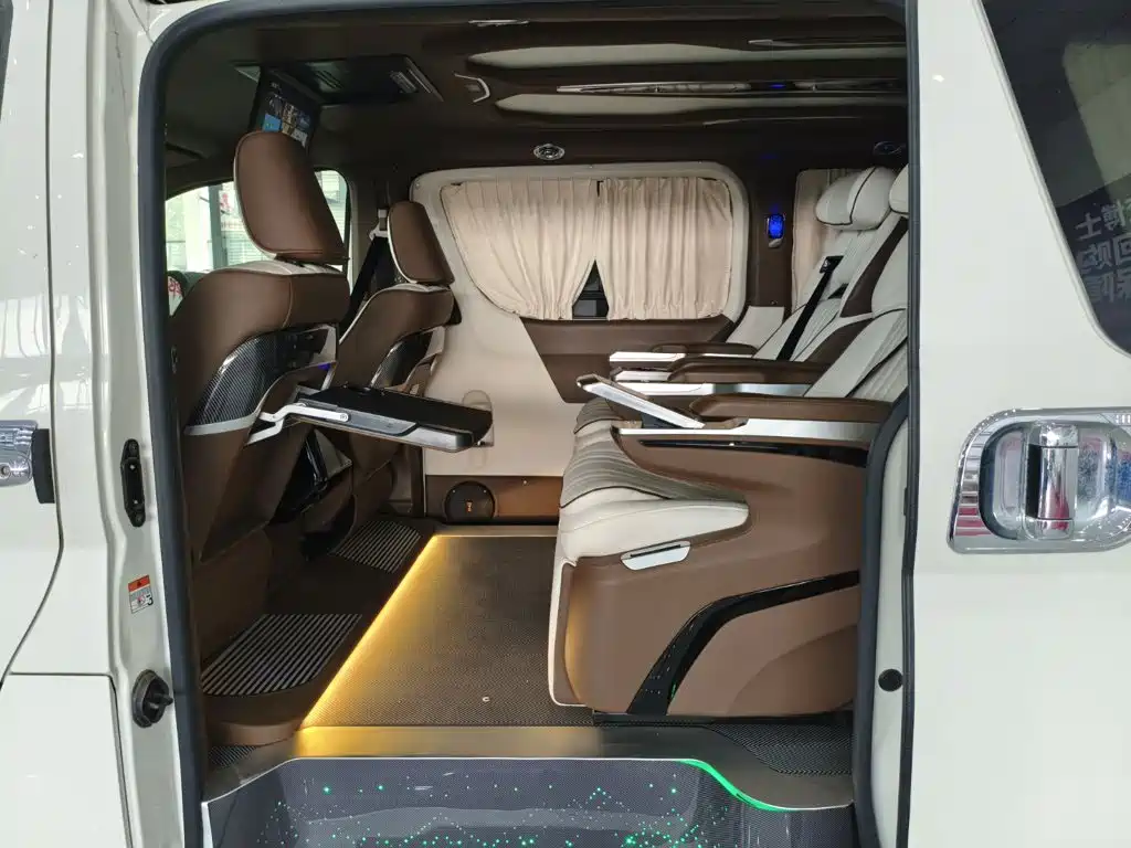 Toyota Hiace — фото 15