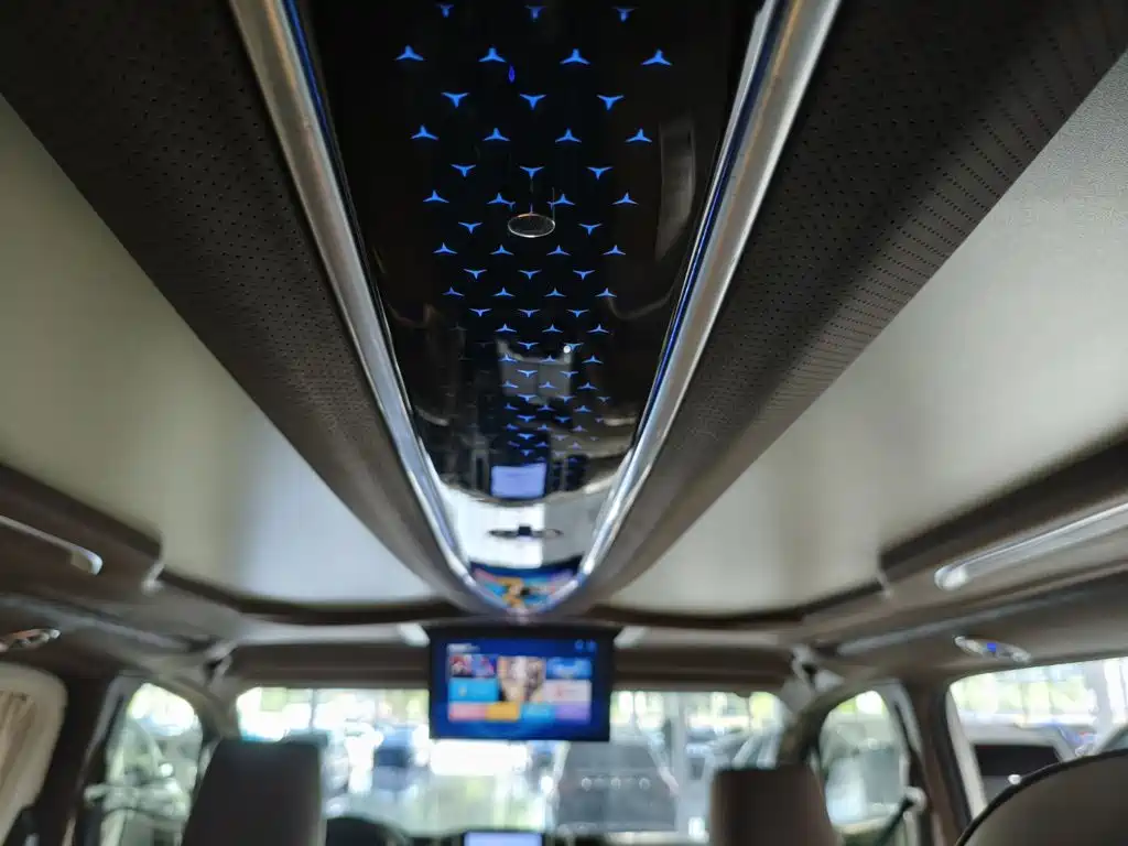 Toyota Hiace — фото 18
