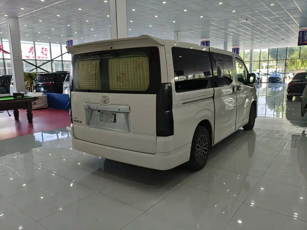 Toyota Hiace — фото 4