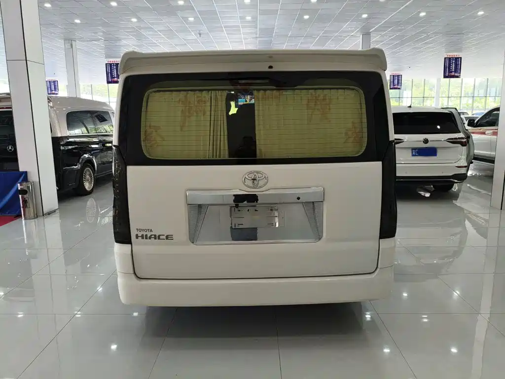 Toyota Hiace — фото 5
