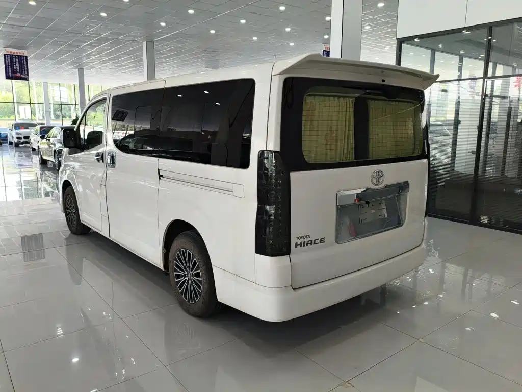 Toyota Hiace — фото 6
