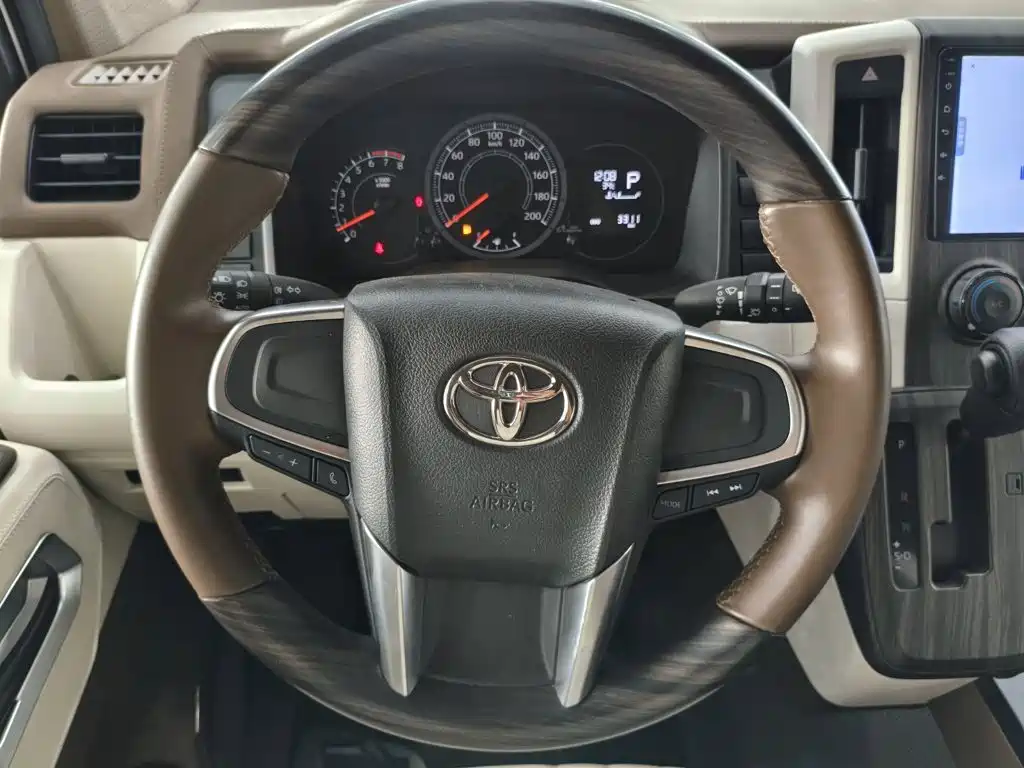 Toyota Hiace — фото 9