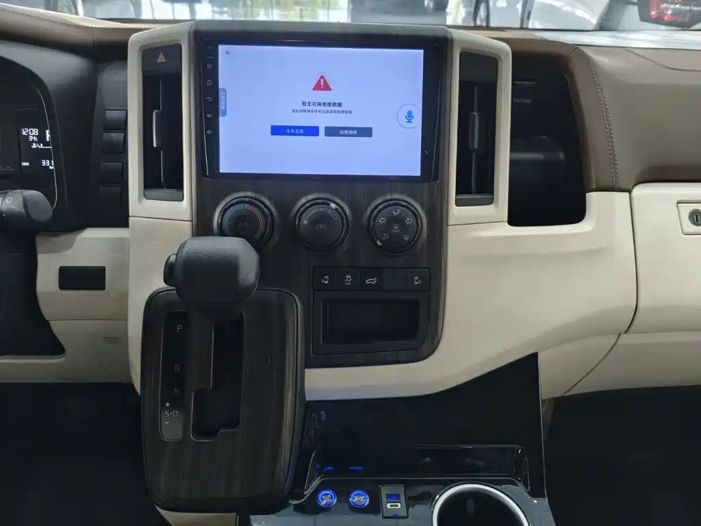 Toyota Hiace — фото 10