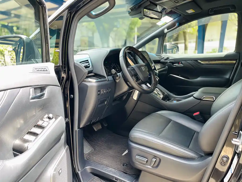 Toyota Alphard — фото 11