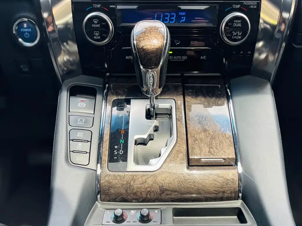 Toyota Alphard — фото 17