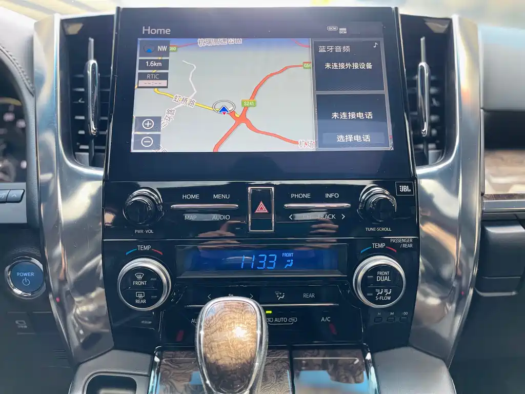 Toyota Alphard — фото 18