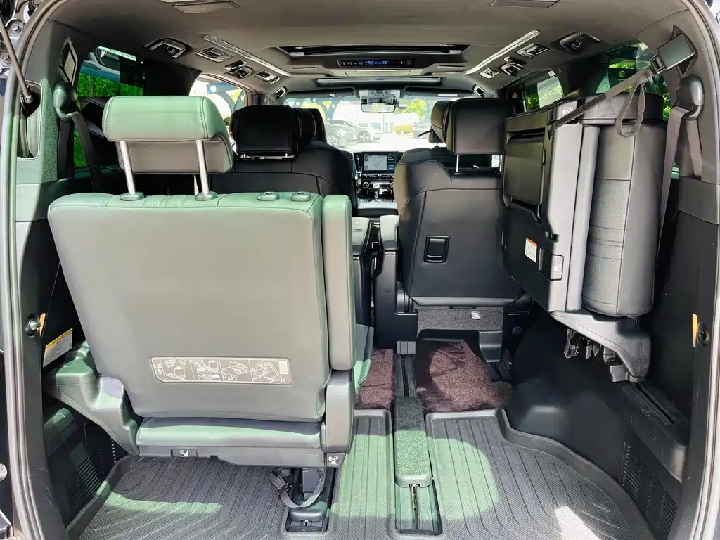 Toyota Alphard — фото 19