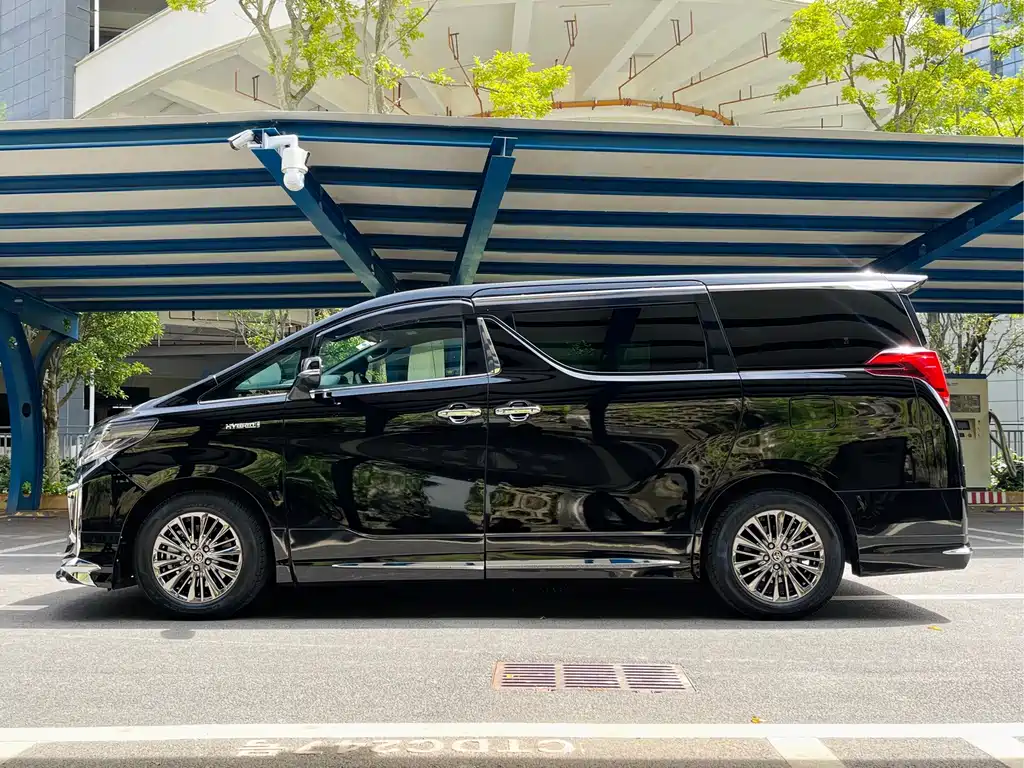 Toyota Alphard — фото 4