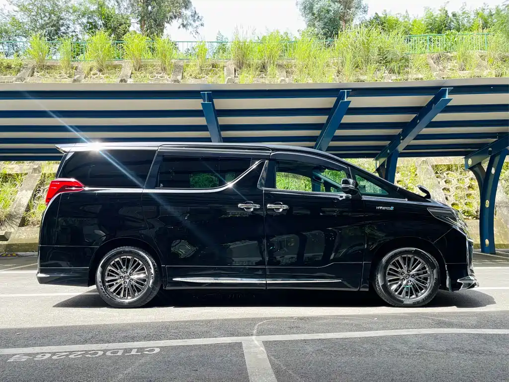 Toyota Alphard — фото 5