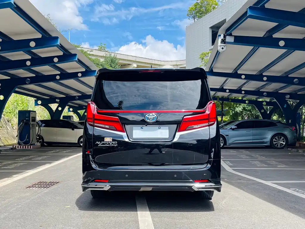 Toyota Alphard — фото 6