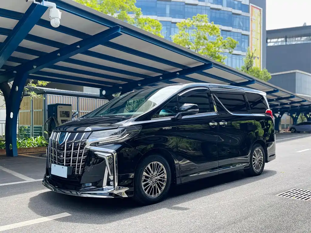 Toyota Alphard — фото 1
