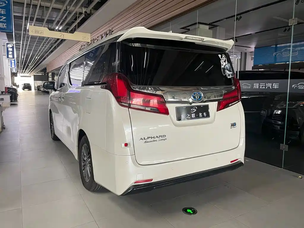 Toyota Alphard — фото 4