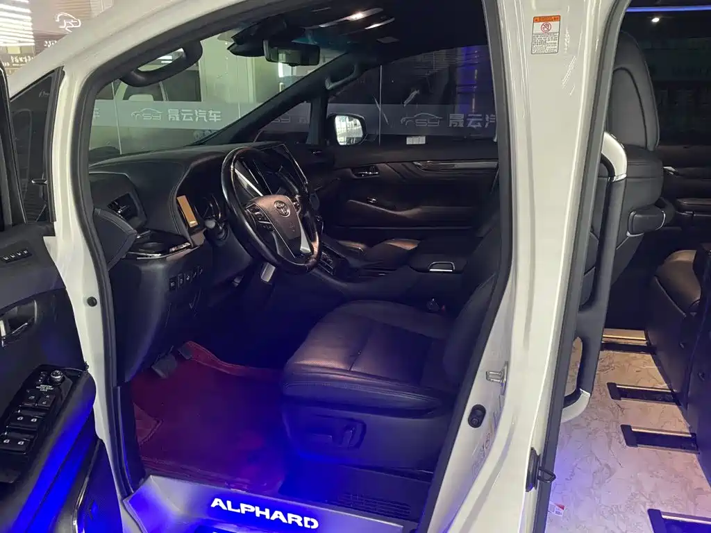 Toyota Alphard — фото 8