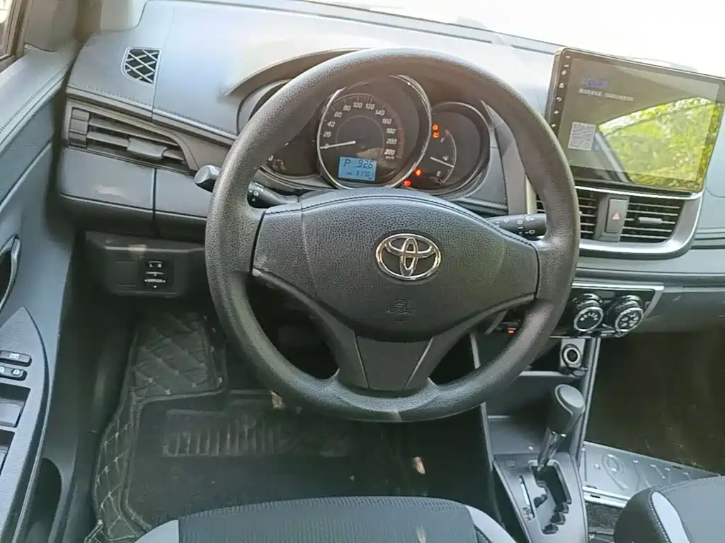 Toyota Yaris L — фото 11