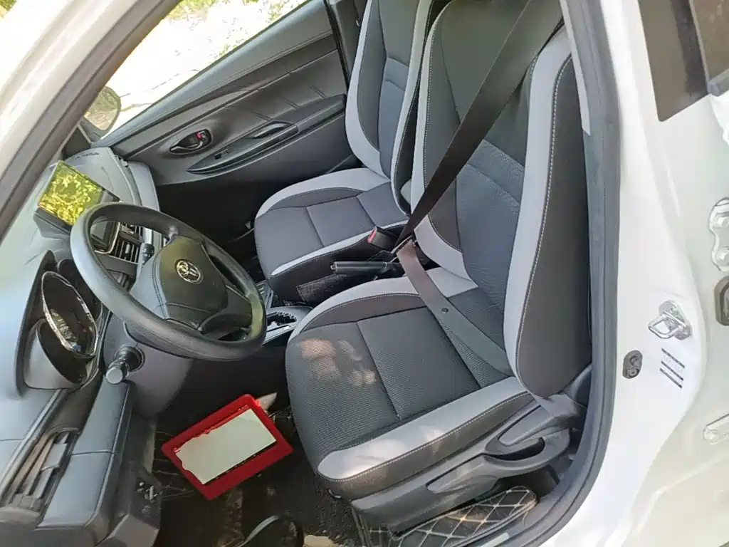 Toyota Yaris L — фото 15
