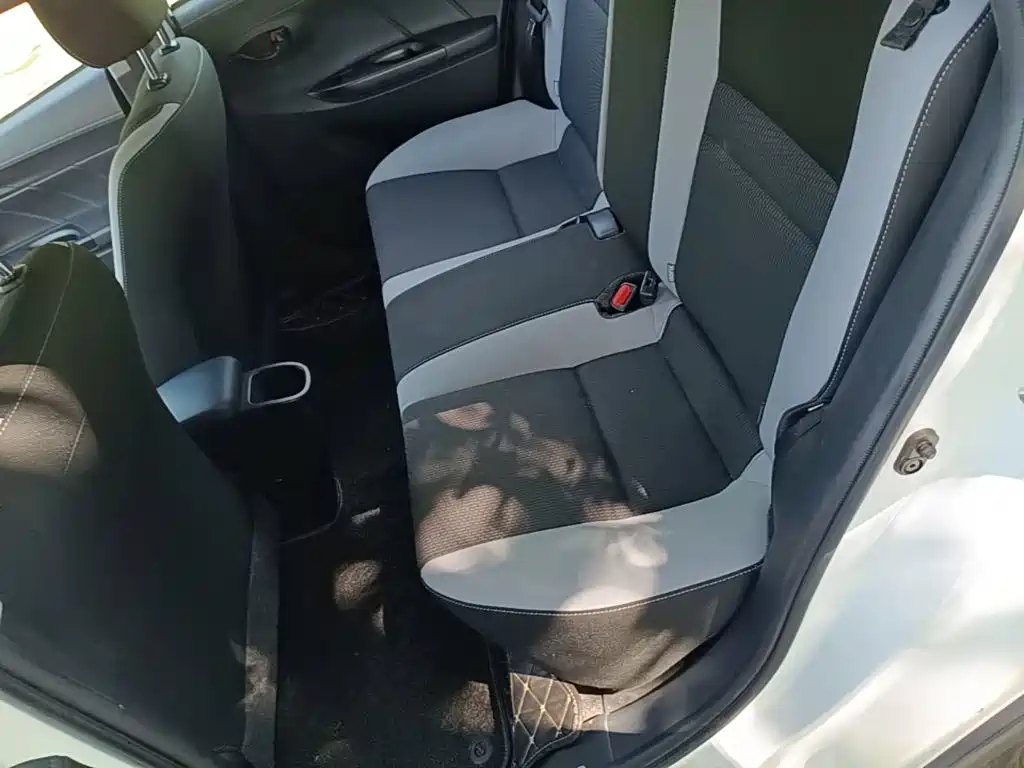Toyota Yaris L — фото 17