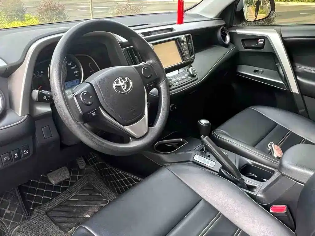 Toyota RAV4 — фото 5