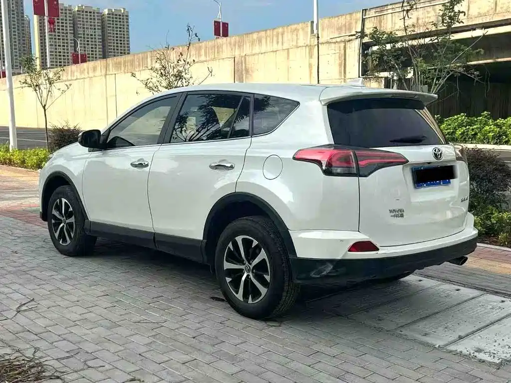 Toyota RAV4 — фото 6