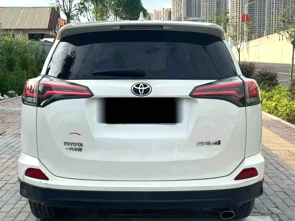 Toyota RAV4 — фото 7