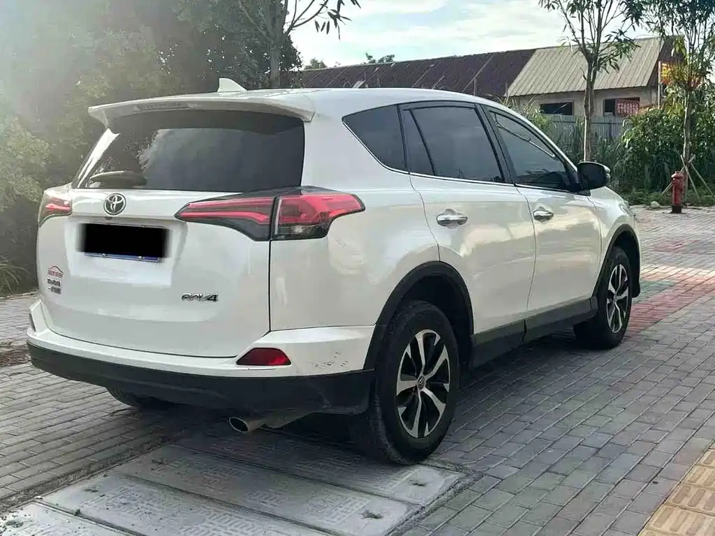 Toyota RAV4 — фото 8