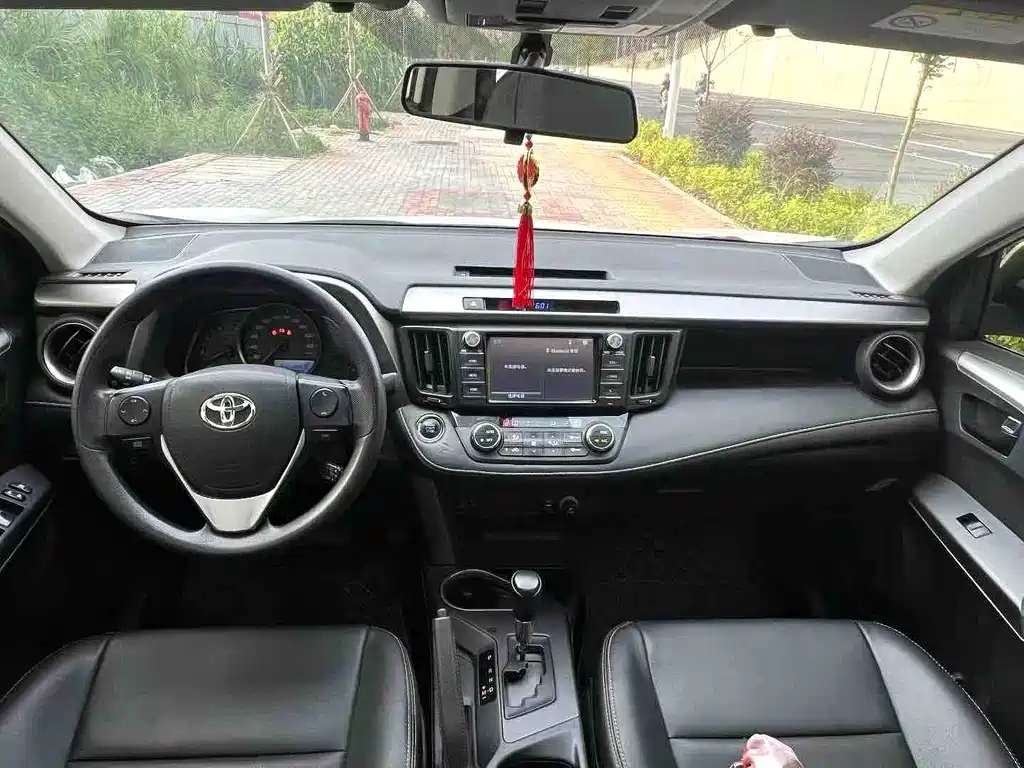 Toyota RAV4 — фото 9