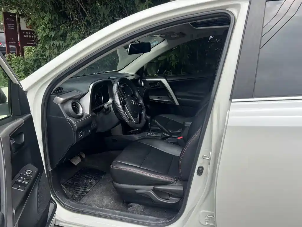 Toyota RAV4 — фото 5