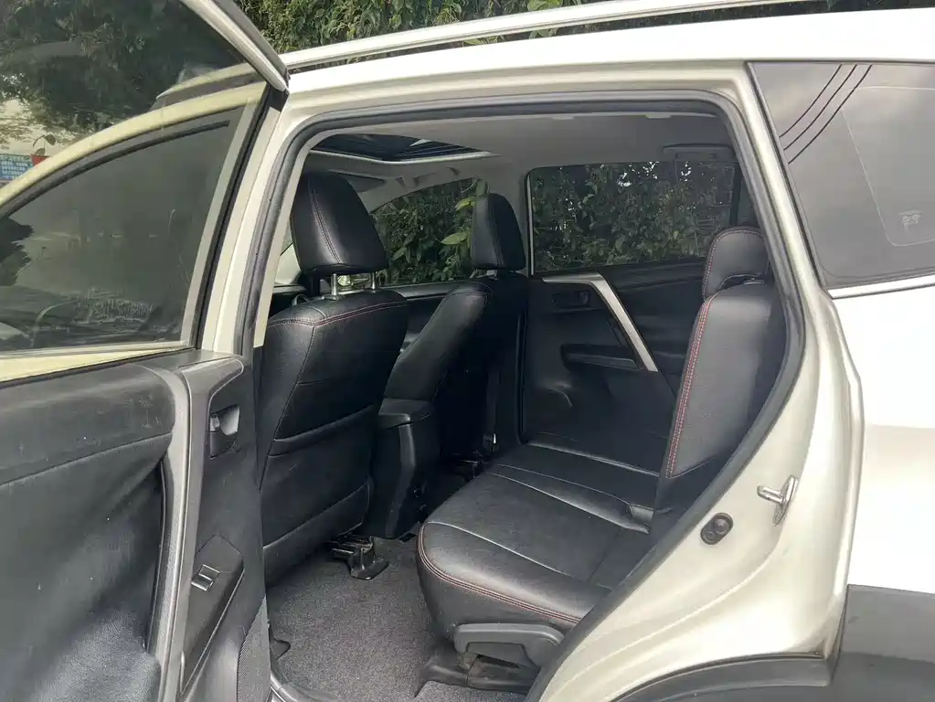 Toyota RAV4 — фото 6