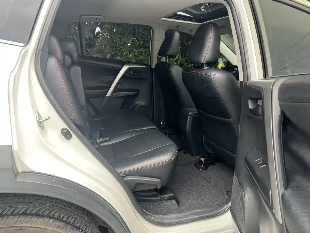 Toyota RAV4 — фото 7