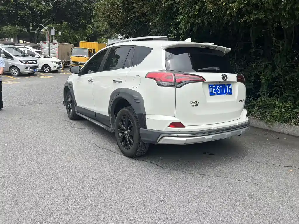 Toyota RAV4 — фото 8