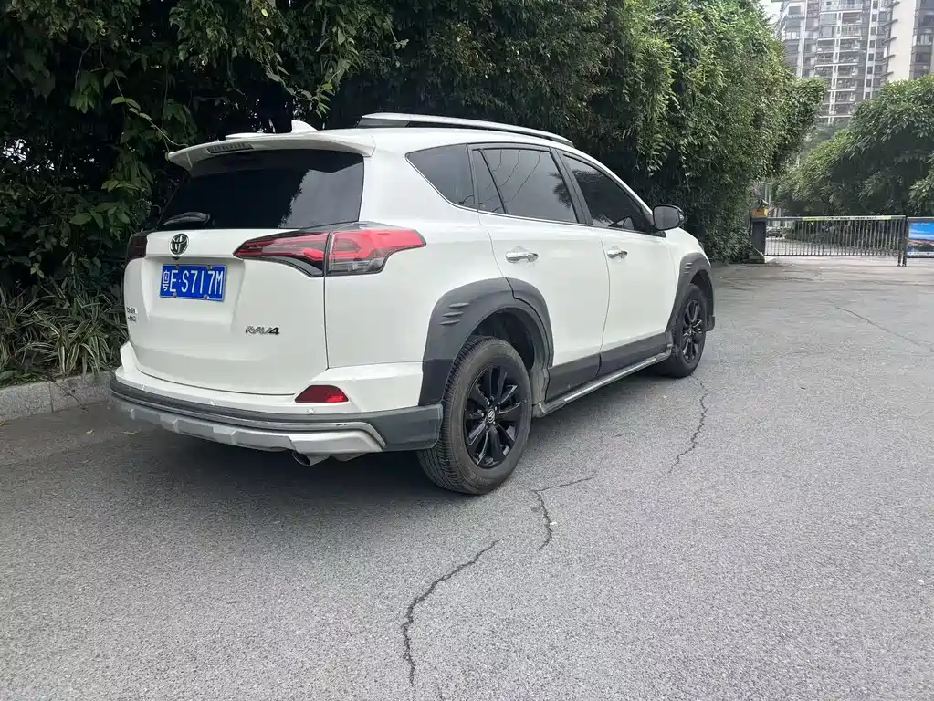 Toyota RAV4 — фото 9
