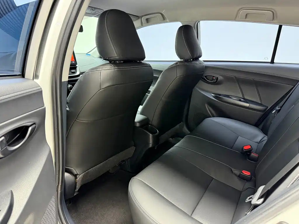 Toyota Yaris L — фото 11