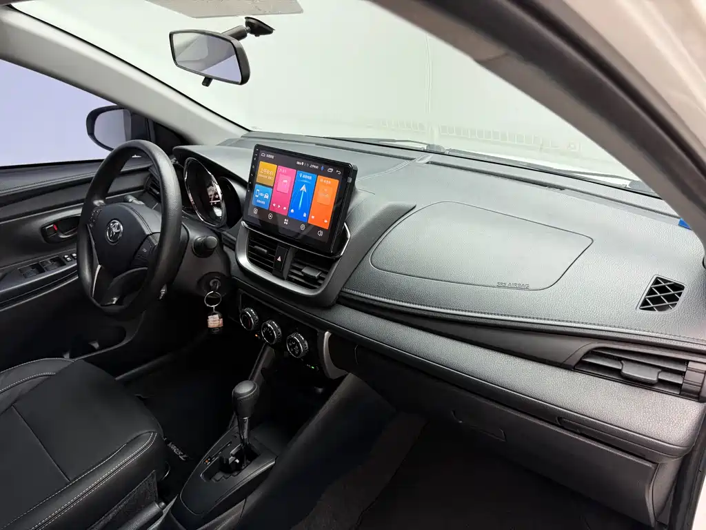 Toyota Yaris L — фото 14