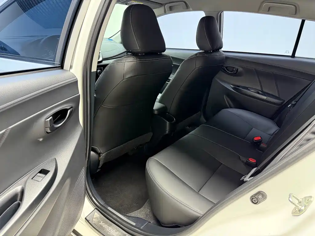 Toyota Yaris L — фото 15