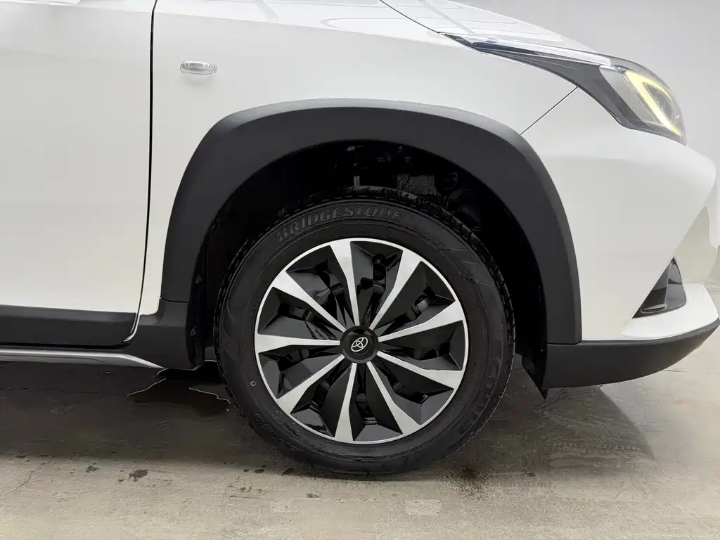 Toyota Yaris L — фото 21