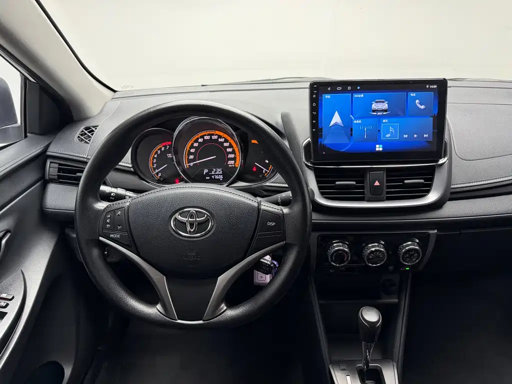 Toyota Yaris L — фото 13