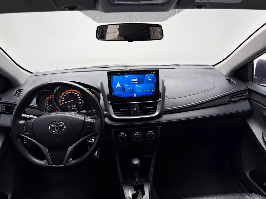 Toyota Yaris L — фото 14