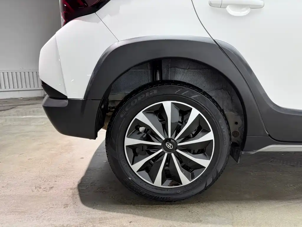 Toyota Yaris L — фото 24